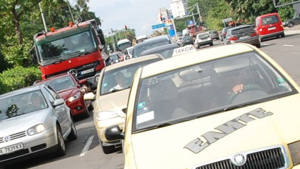 Километрични тапи блокират Бургас | StandartNews.com