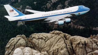 Хакери "свалиха" самолета на Обама