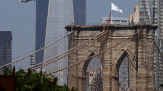 Бруклинският мост с бели знамена