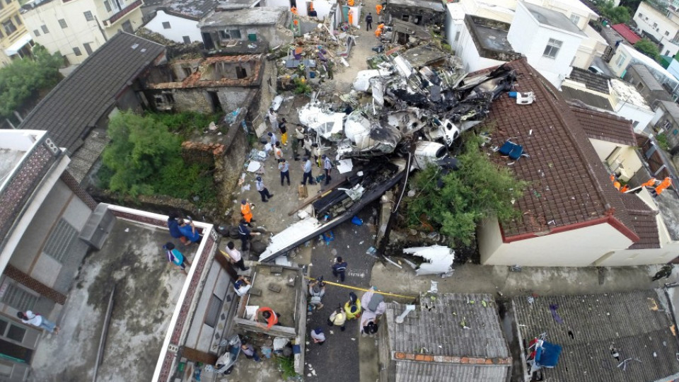 Жертвите от самолетната катастрофа в Тайван са 47 | StandartNews.com
