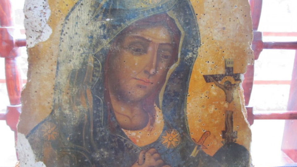 В Златоград: Богородица със забит в сърцето нож | StandartNews.com