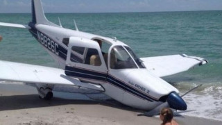 Мъж загина, след като малък самолет падна върху него във Флорида