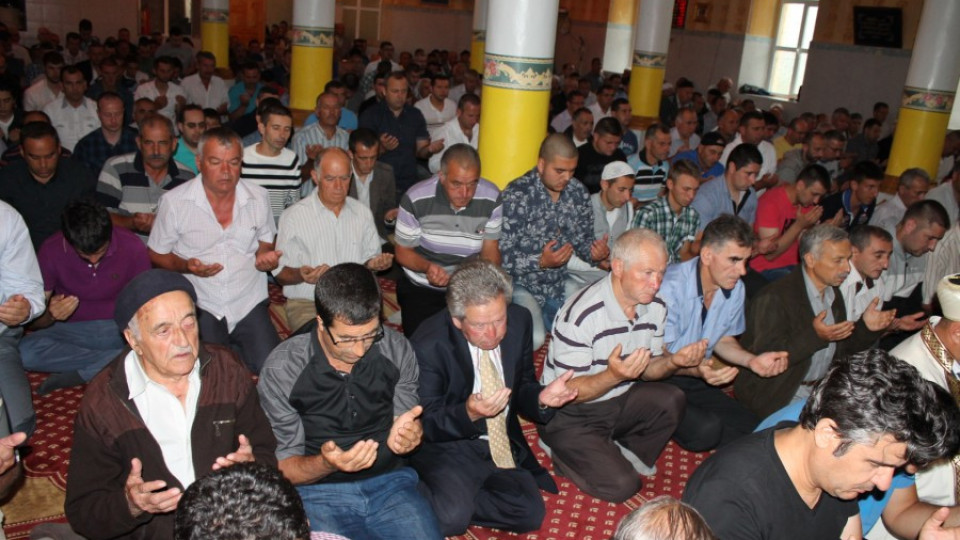 Стотици мюсюлмани препълниха храмовете в Кърджалийско за Рамазана | StandartNews.com