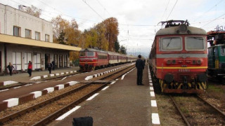 Паднали дървета блокираха подбалканската жп линия