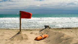 Червени флагове по южните плажове заради мъртво вълнение