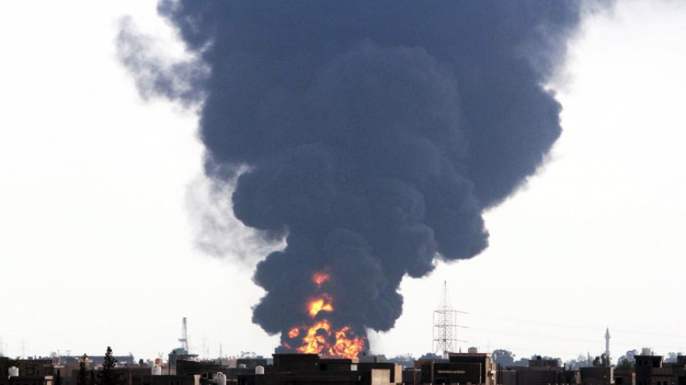 Военен самолет падна в Бенгази | StandartNews.com