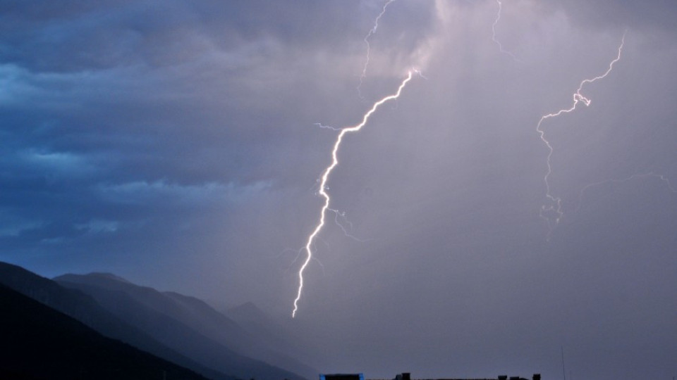 Жълт код за гръмотевични бури и валежи | StandartNews.com