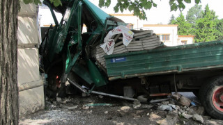 Камион прегази шофьора си и се заби в болница