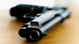 Служител на следствен арест се самоуби с пистолет в дома си