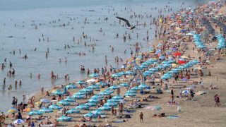 Набиха руснаци на плажа заради строшени шезлонги