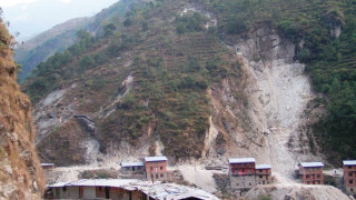 Свлачище затрупа десетки домове в Непал