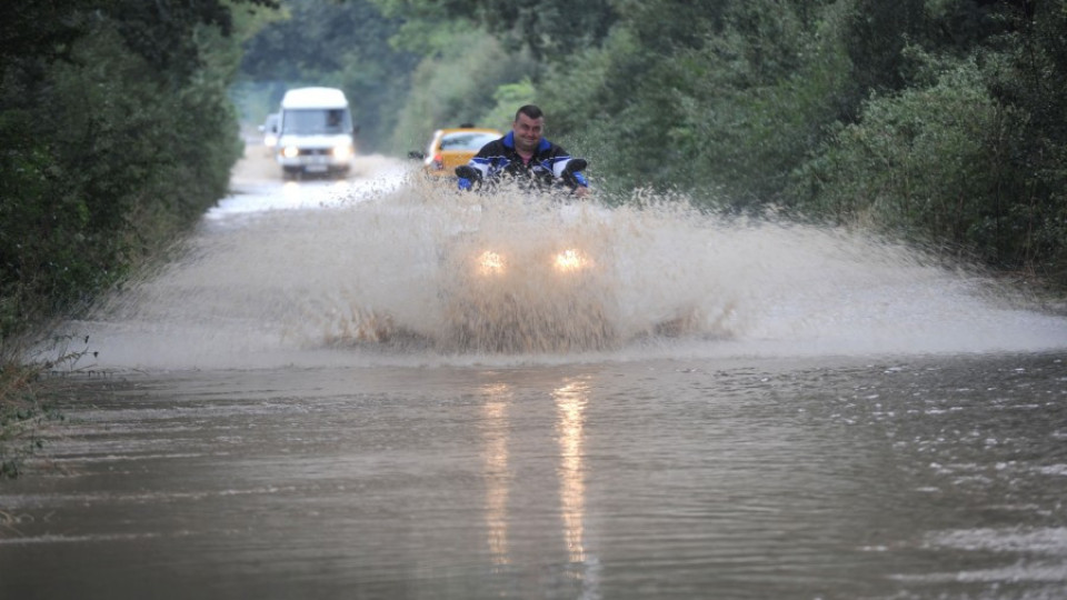 Дъждовете затвориха пътища и във врачанско | StandartNews.com