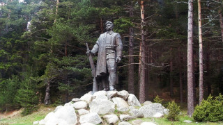 Наш и македонски кмет положиха цветя пред паметника на Гоце Делчев