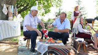 В Сливен залежават 300 тона праскови