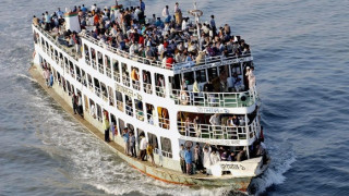 Ферибот с 200 души на борда е потънал в Бангладеш