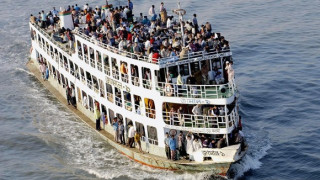 Ферибот с 200 души на борда е потънал в Бангладеш