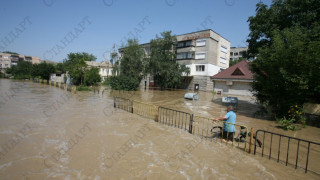 Мизия тъне в тонове кал, водата се отдръпва