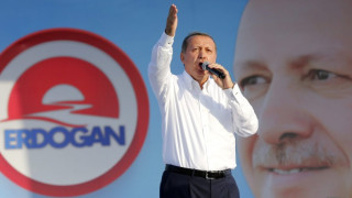 Турция арестува десетки полицаи за заговор срещу Ердоган