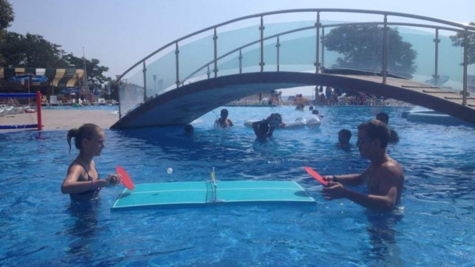 В Албена глезят туристите с тенис на маса в басейна | StandartNews.com