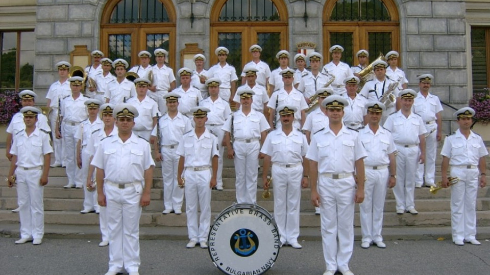 Оркестърът на ВМС свири в парка в Добрич | StandartNews.com