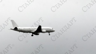 Самолет кацна аварийно в Бургас за проверка в системата