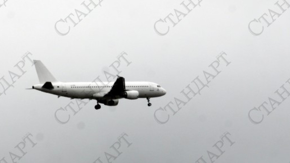 Самолет кацна аварийно в Бургас за проверка в системата | StandartNews.com