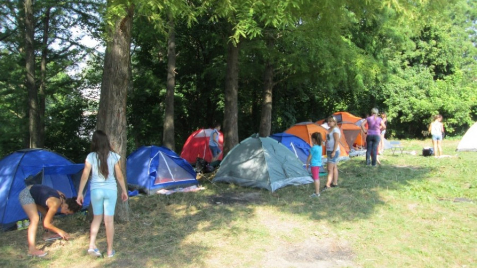 Скаути разпънаха палатки | StandartNews.com