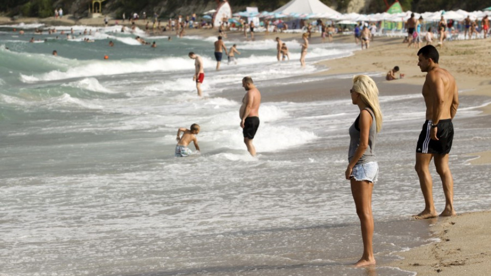 Баровци и тв звезди делят плажа в Лозенец | StandartNews.com