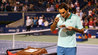Федерер замези с торта на корта