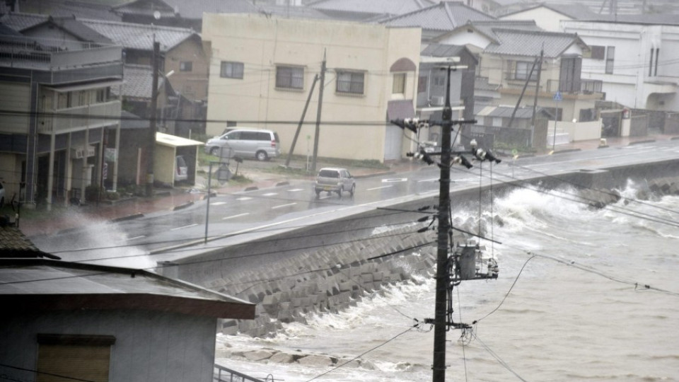 Япония обяви масова евакуация заради тайфуна Халонг | StandartNews.com