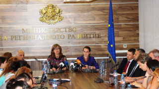 Захариева: Няма риск за парите за саниране в КТБ