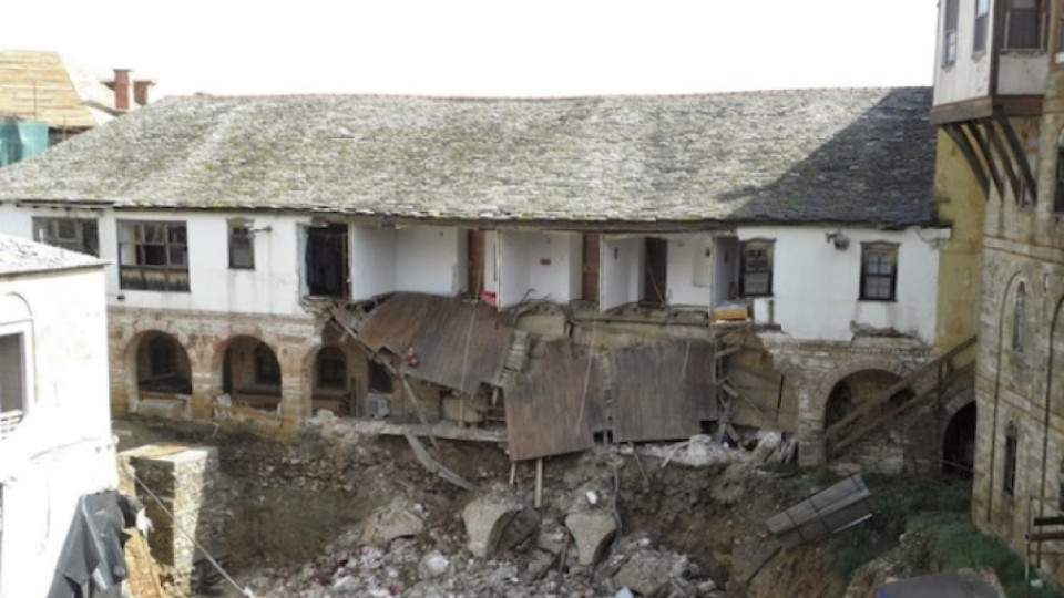 Порой съсипа най-стария манастир в Атон | StandartNews.com