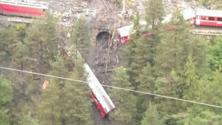 Влак дерайлира в Швейцария, вагони висят над пропаст