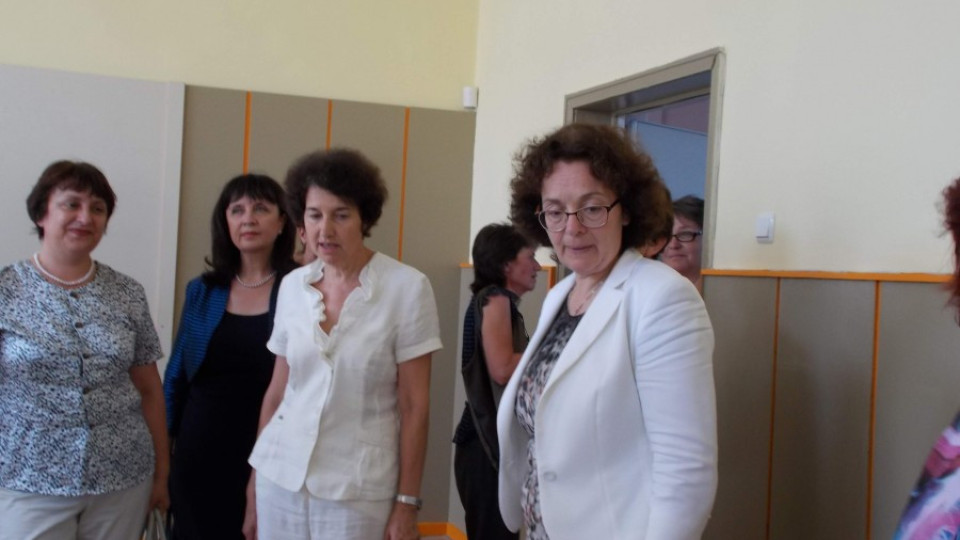 Министър Коларова призова издателите да помогнат на пострадалите деца | StandartNews.com