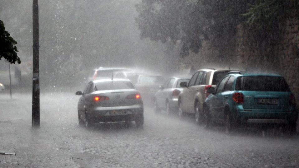 Паднали дървета и наводнени къщи от дъжда в Сливен | StandartNews.com