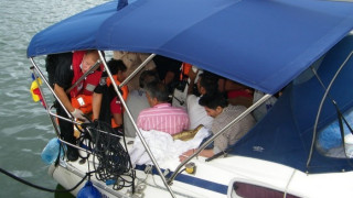 63 бежанци в яхта за шестима (ОБЗОР)