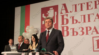 Първанов дава път на младите, остава в политиката