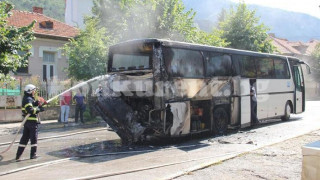 Автобус с работници се самозапали