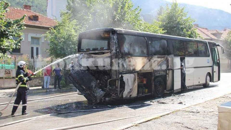 Автобус с работници се самозапали | StandartNews.com