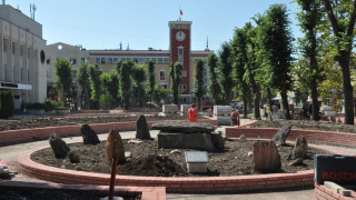 Подредиха тракийски долмен в центъра на Хасково 