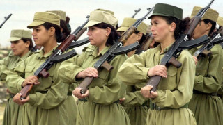 ОБЗОР: Джихадисти треперят пред дами войници