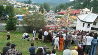 Хиляди се надпяват на събор на чешмарите