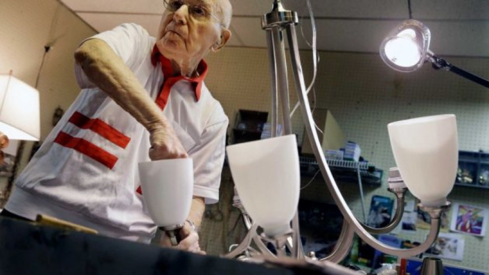 Мъж отпразнува 101-ви рожден ден на работа | StandartNews.com