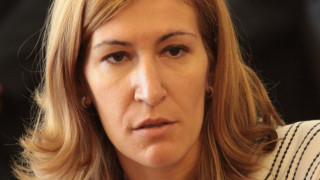 Дамска ръка върти волана на транспорта