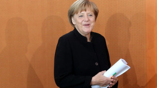 Меркел обсъжда украинската криза с Порошенко и Яценюк