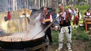 Цветанов традиционно посети 7-ия фестивал на фолклорната носия