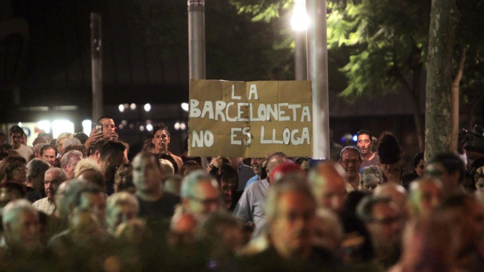 Жителите на Барселона на протест срещу наплива от туристи | StandartNews.com