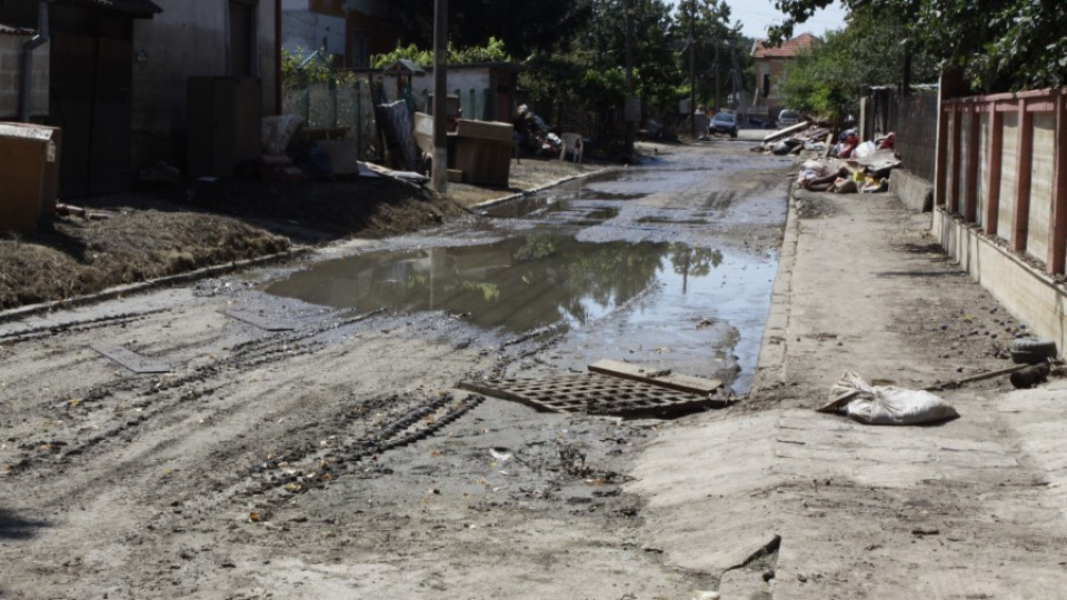 Кмет се поля с ледена вода, дари пари за Мизия  | StandartNews.com