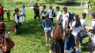 Тинейджъри станаха внучета "назаем"