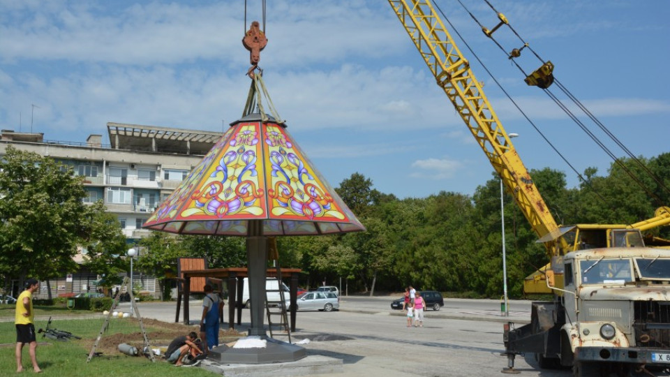 Лампа гигант огрява Димитровград в навечерието на празника му | StandartNews.com
